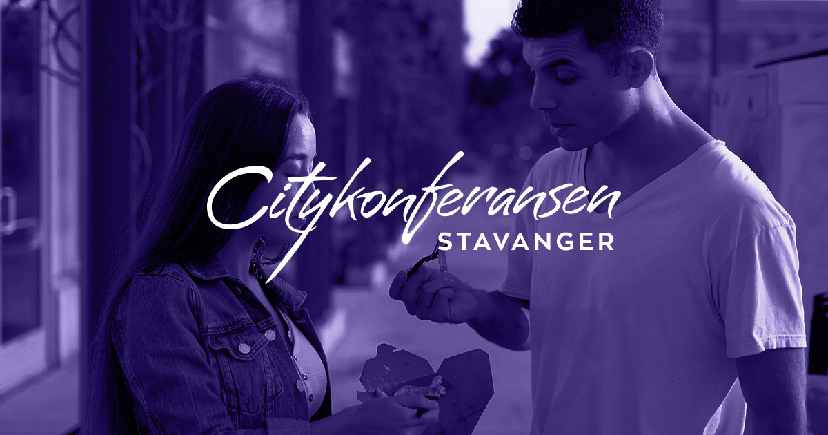 Skilt med teksten Citykonferansen stavanger og to unge personer