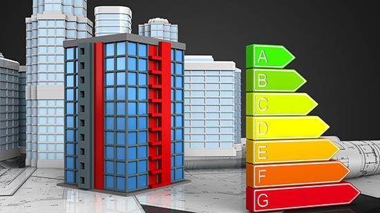 illustrasjon av moderne bygg med energimerkingspilene på siden