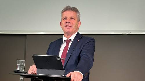 statsråd skjæran står ved en talerstol og holder innlegg