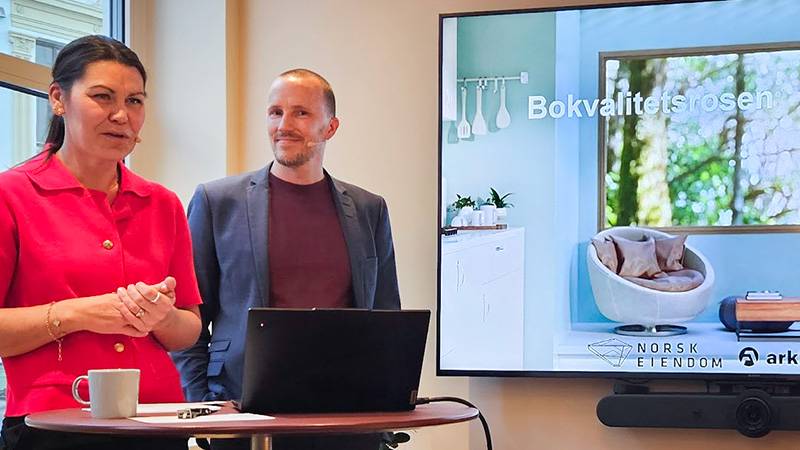 Norsk Eiendoms Miriam Våraker Høstmælingen holder innlegg i starten av møtet sammen med Rasmus i Arkitektbedriftene 