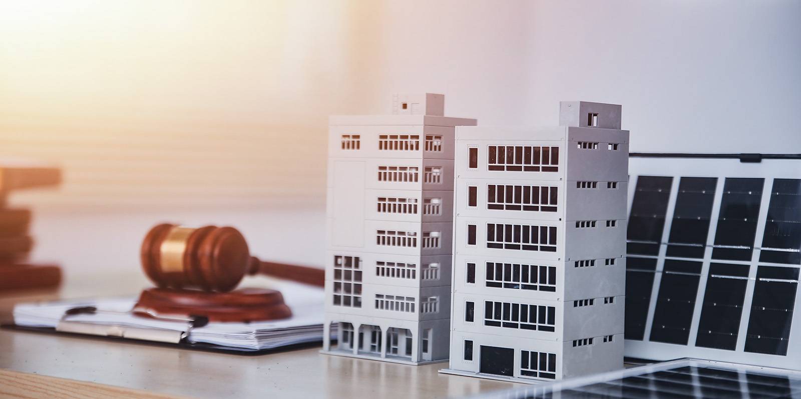 en illustrasjon for lovverk og eiendom samt solenergi