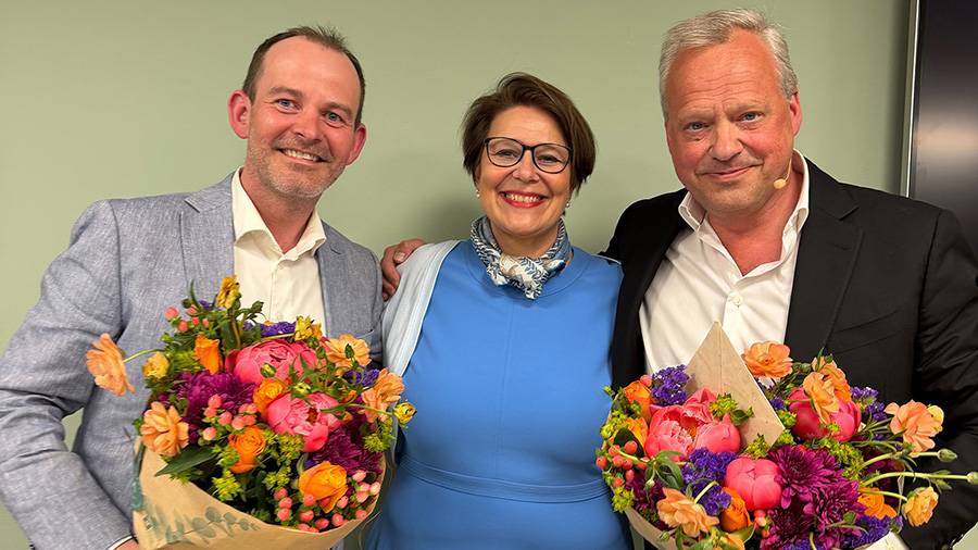 Andreas jul røsjø tone tellevik dahl og stig bech smilende med blomsterbuketter
