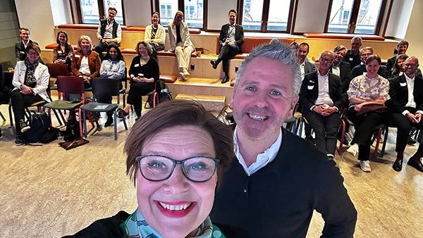 Tone tellevik dahl med byråd Eivind Nævdal-Bolstad foran deltakerne
