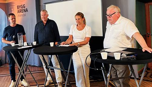 fire personer ved småbord som deltar i panelsamtale