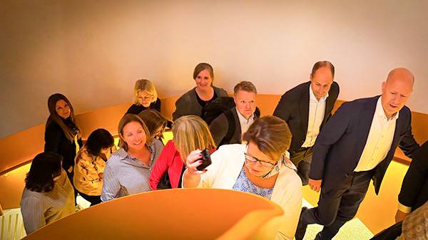 en gul trappeoppgang med mennesker som går oppover