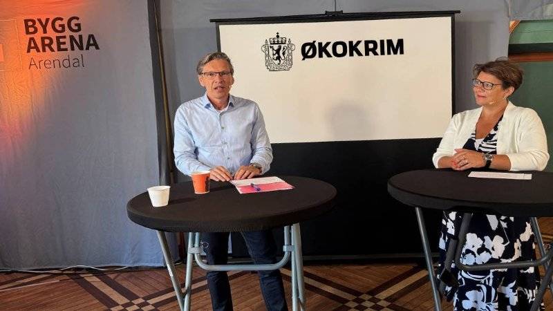 to personer ved småbord som holder innlegg med ordet økokrim bak