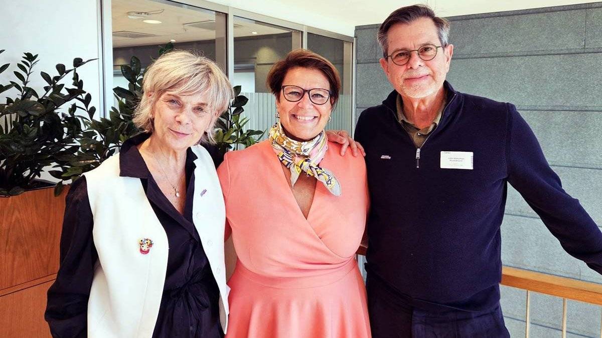 Gruppebilde av Patricia og John Shmorhun sammen med Tone Tellevik Dahl