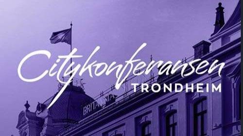 To unge glade utenfor boligen sin som snakker med eiedomsforvalter