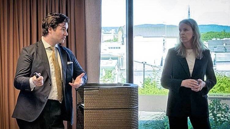 Axel Cooper og Marit Zaitsev i EY holder innlegg
