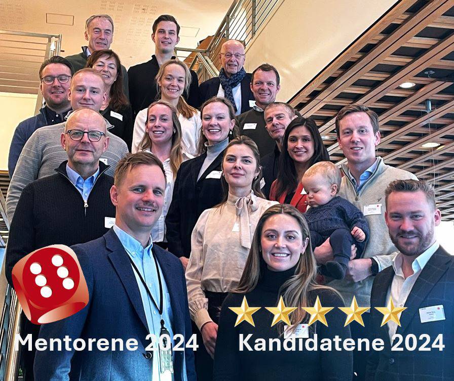 Gruppebilde av mennesker som var med på mentorprogrammet i 2024 med terningkast 5 for mentorene og 5 stjerner for kandidatene og 