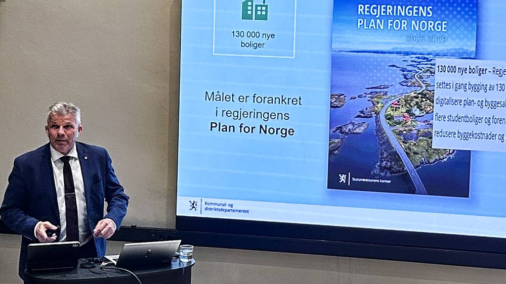 tone tellevik dahl innfelt i bildet sammen med steinar skjæran fra stormøtet 28 april
